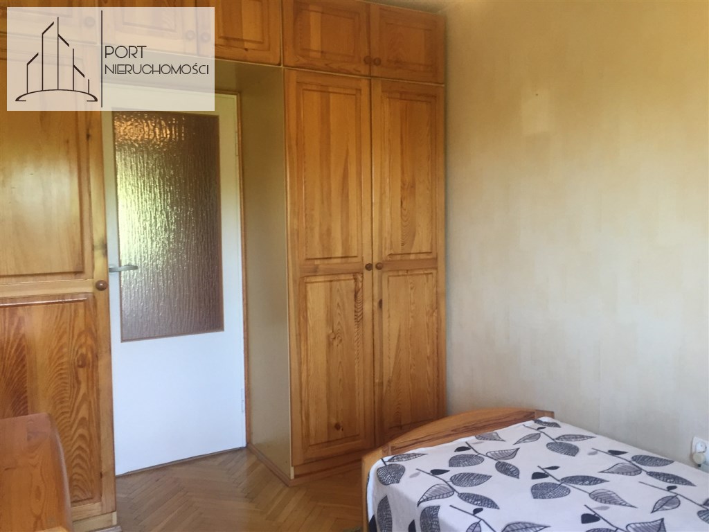 lodz-zubardz-mieszkanie-trzy-pokoje-port-nieruchomosci-mały pokój z zabudowaną szafą